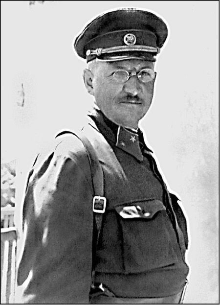 Генерал-майор Петров,И.Е., командир дивизии, а затем командующий Приморской армии