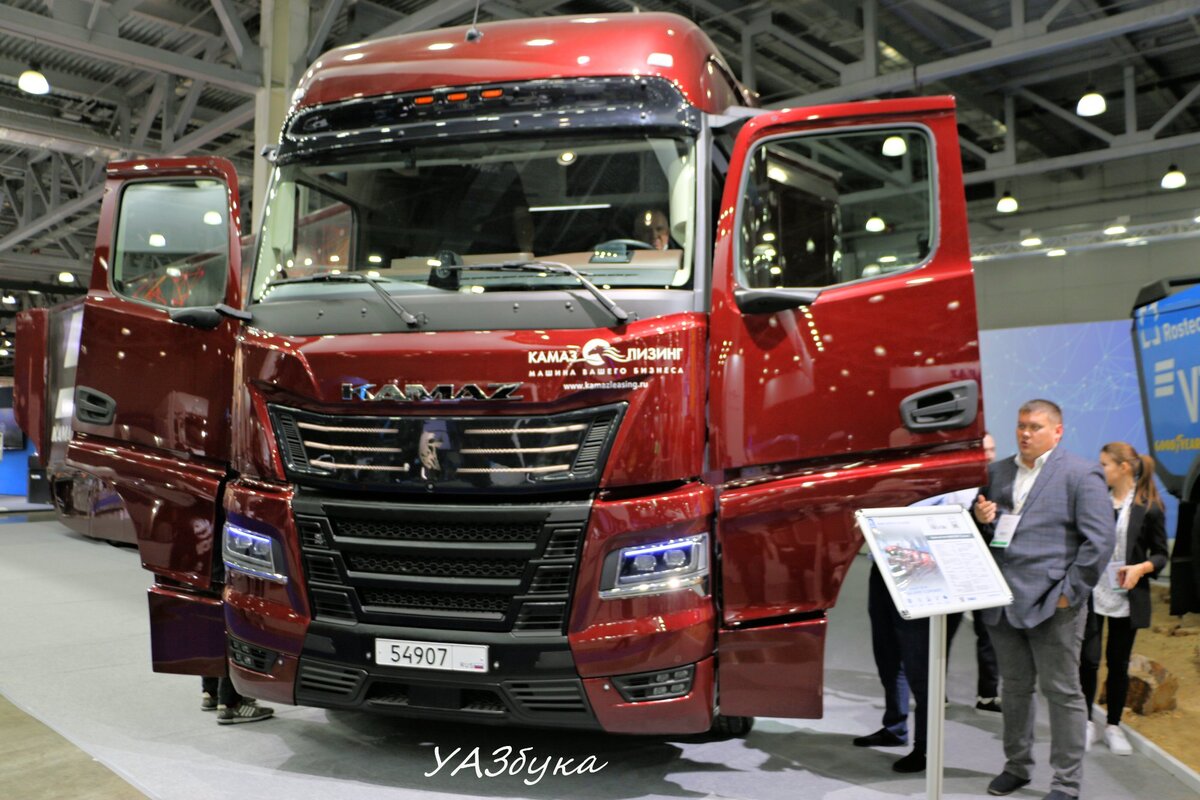 Светодиодные фары, оригинальный бампер. За черной декоративной панелью прячутся сенсоры и радары системы ADAS