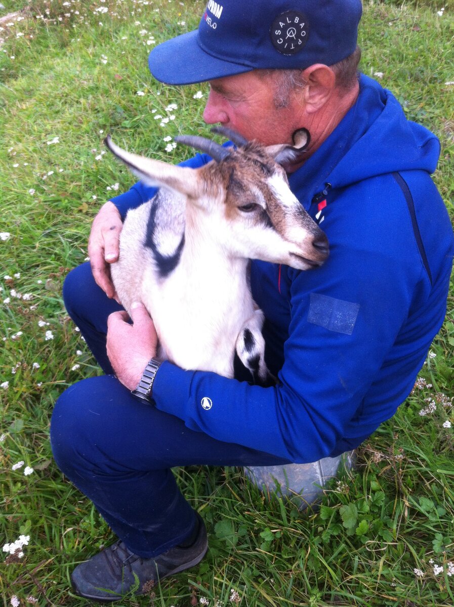 Вот так мы любим на коленках посидеть