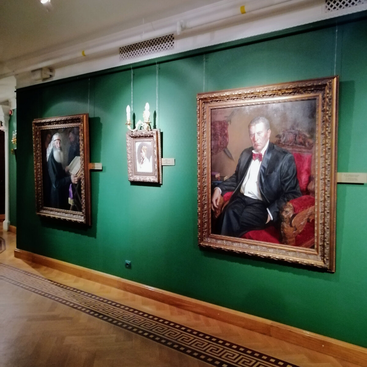 Портрет Жириновского и немного внутреннего убранства галереи