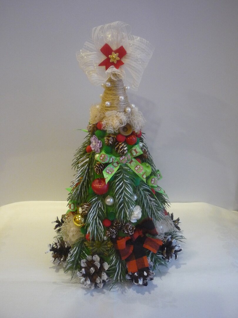 личный архив. Вот такая уже наряженная елка. Достаю из шкафа и ставлю).