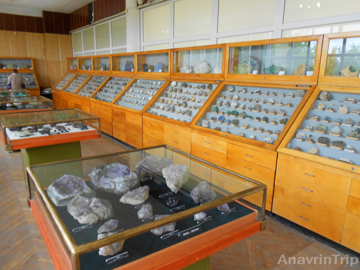 Зал музея Ильменского заповедника (г. Миасс). В таком обилии экспонатов разобраться самому непросто даже, если все таблички прочитать.