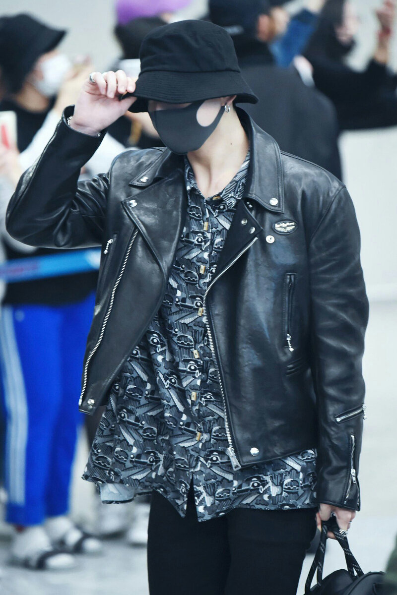 Кожаная куртка чонгука. Бтс в кожанках. Jin bts in red leather jacket. Бтс чонгук 2017. Чимин в кожанке.