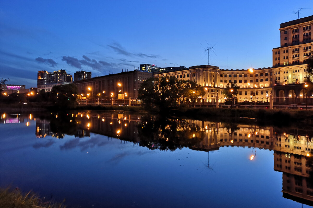 Вид на противоположный берег Яузы. Отражение берега в воде нижнего пруда.