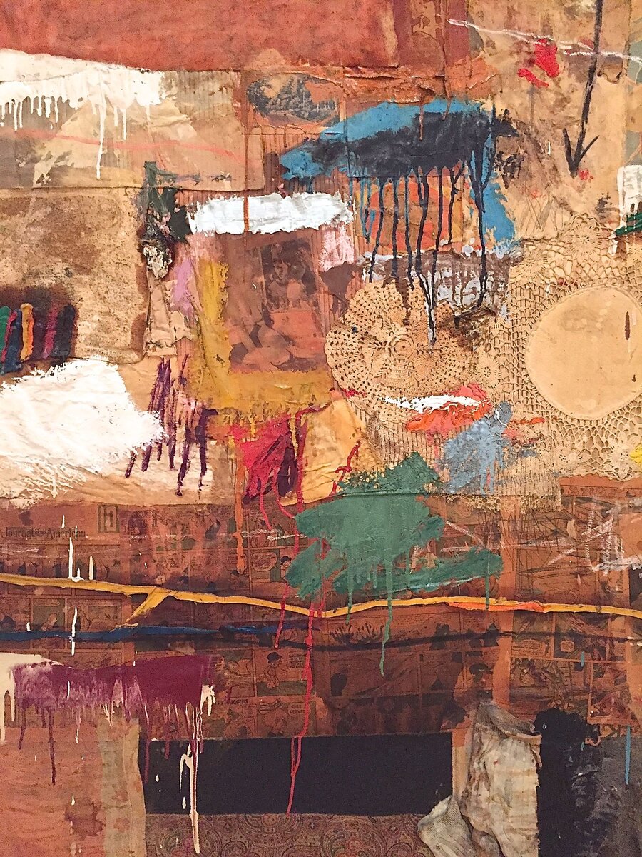 Современное искусство (как я уже говорил) может быть и чаще всего бывает целиком про поиск новой формы. Картина - коллаж Роберта Раушенберга. 