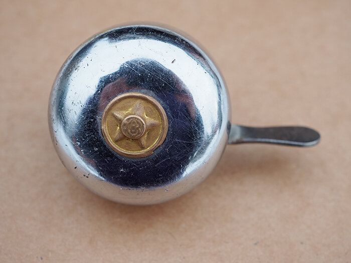 Велосипедный звонок, штатно устанавливавшийся на первую послевоенную модель Харьковского Велозавода - В-14 в 1946-47 годах. Из коллекции Веломузея Андрея Мятиева.