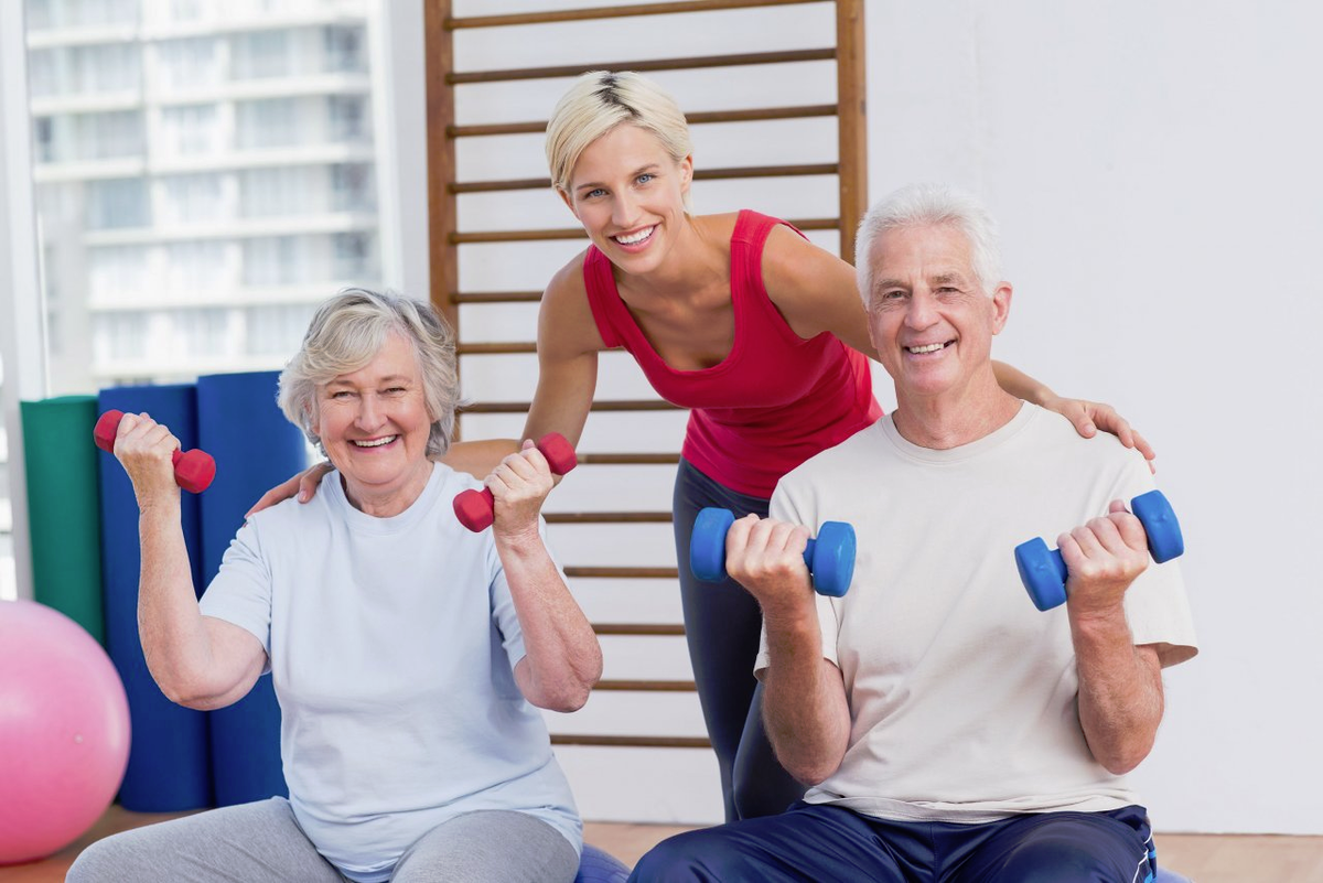 Спортивные люди в возрасте. Физические нагрузки. Фитнес для пожилых. Спортивные пожилые люди.