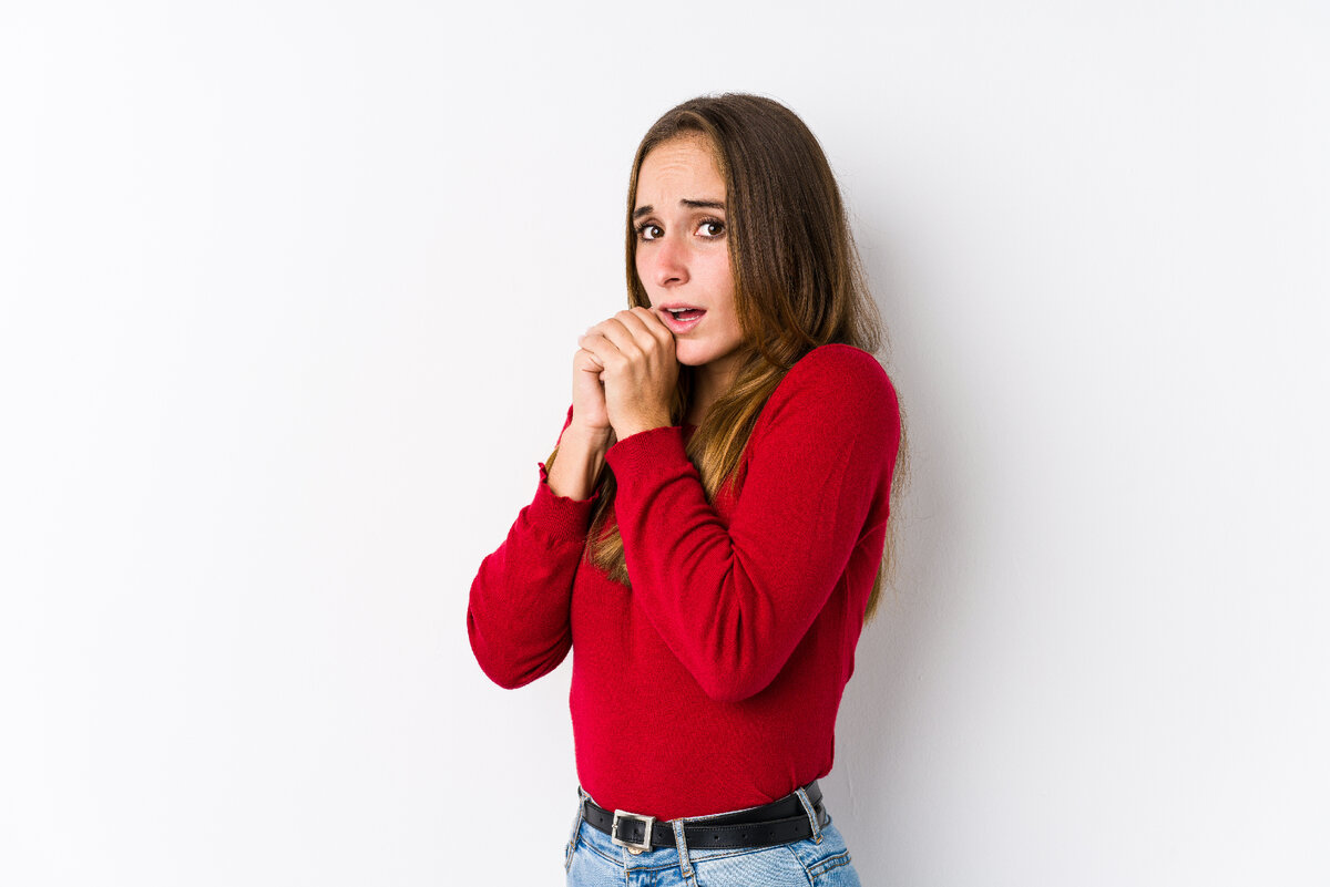 Расстроенная женщина. Человек в стрессе. Задумчивая девушка. Неприятные эмоции. Тревожность.