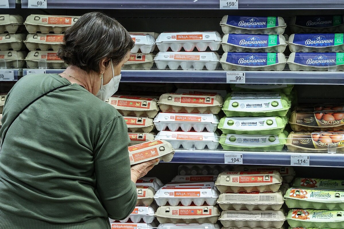 Яйца четвертую неделю лидируют по росту цен на продукты.  Фото: Фото: Bulkin Sergey / news.ru via globallookpress.com / globallookpress.com