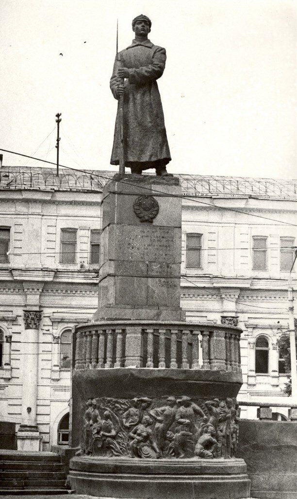 памятник Красноармейцу в Туле, скульптурная группа Труду и Обороне, 1936 - 1989. Фото из открытых источников.