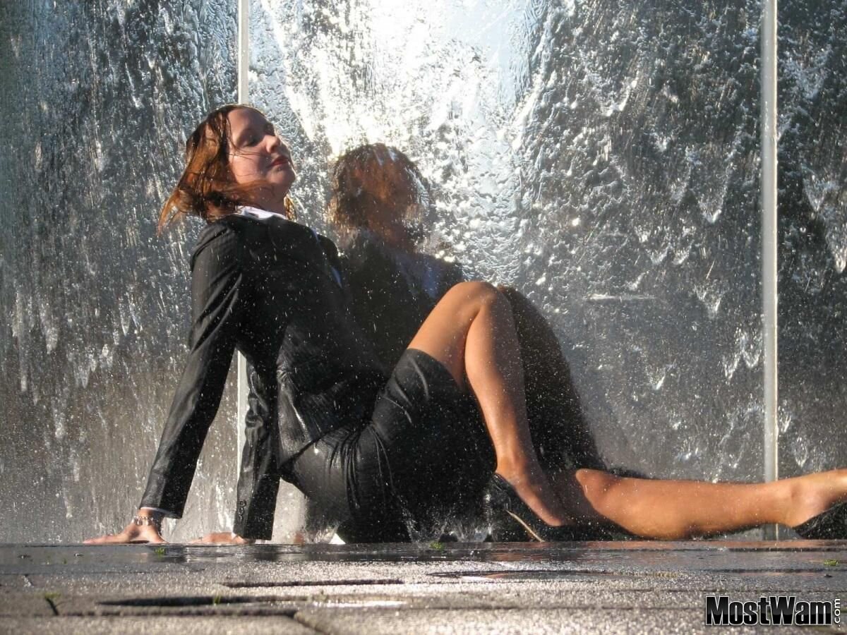 Дрочит В Мокром Платье В Ванной фото 3