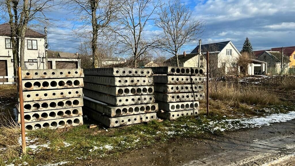     На месте облагороженной дачниками зеленой территории СНТСН «Победа» ведется вырубка и строительство, председатель сообщает о законности работ, с чем не согласны члены товарищества. В ситуации разбирался NewsTracker.