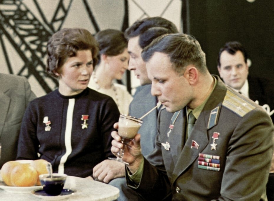 Фото: Яков Халип/РИА Новости
Слева направо: летчик-космонавт СССР Герой Советского Союза Валентина Терешкова, советский актер Вячеслав Тихонов, летчик- космонавт СССР Герои Советского Союза Юрий Гагарин