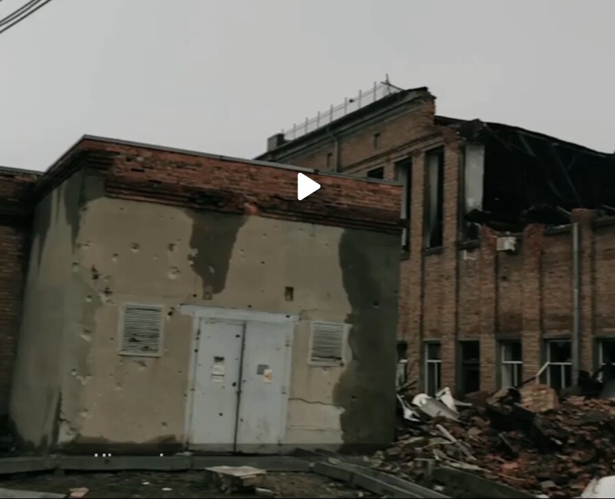 Фото 2. Слева, со стеной в осколочных выбоинах, предположительно закрытое распредустройство 6 кВ, справа, двухэтажное, предположительно, административное здание