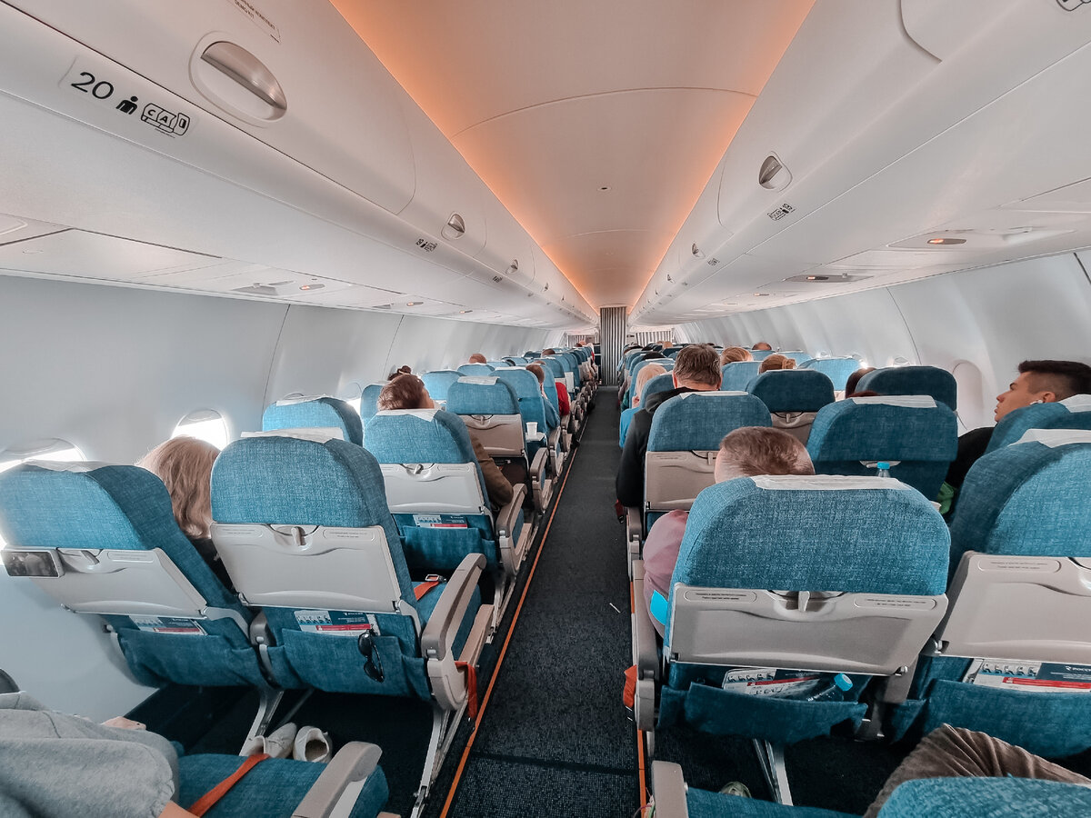 Салон самолета Superjet 100 с необычной компоновкой: 2+3. То есть 2 кресла с одной стороны прохода и 3 с другой. 