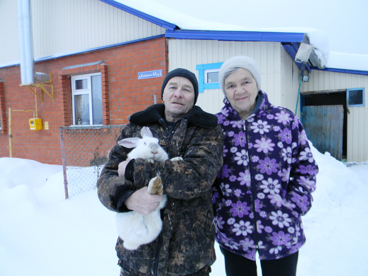 Владимир Занин и Ирина Бушаева с одним из своих пушистых питомцев