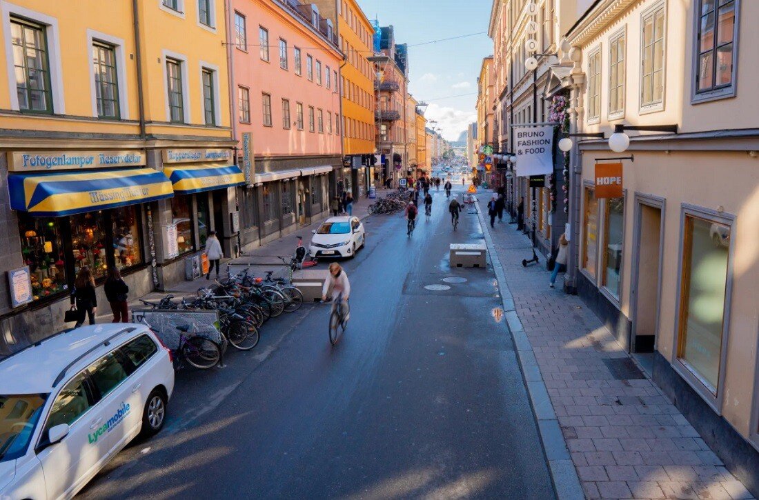 Визуализация, как будет выглядеть Götgatan в Стокгольме, если он откажется от нескольких парковочных мест. Источник: The Guardian