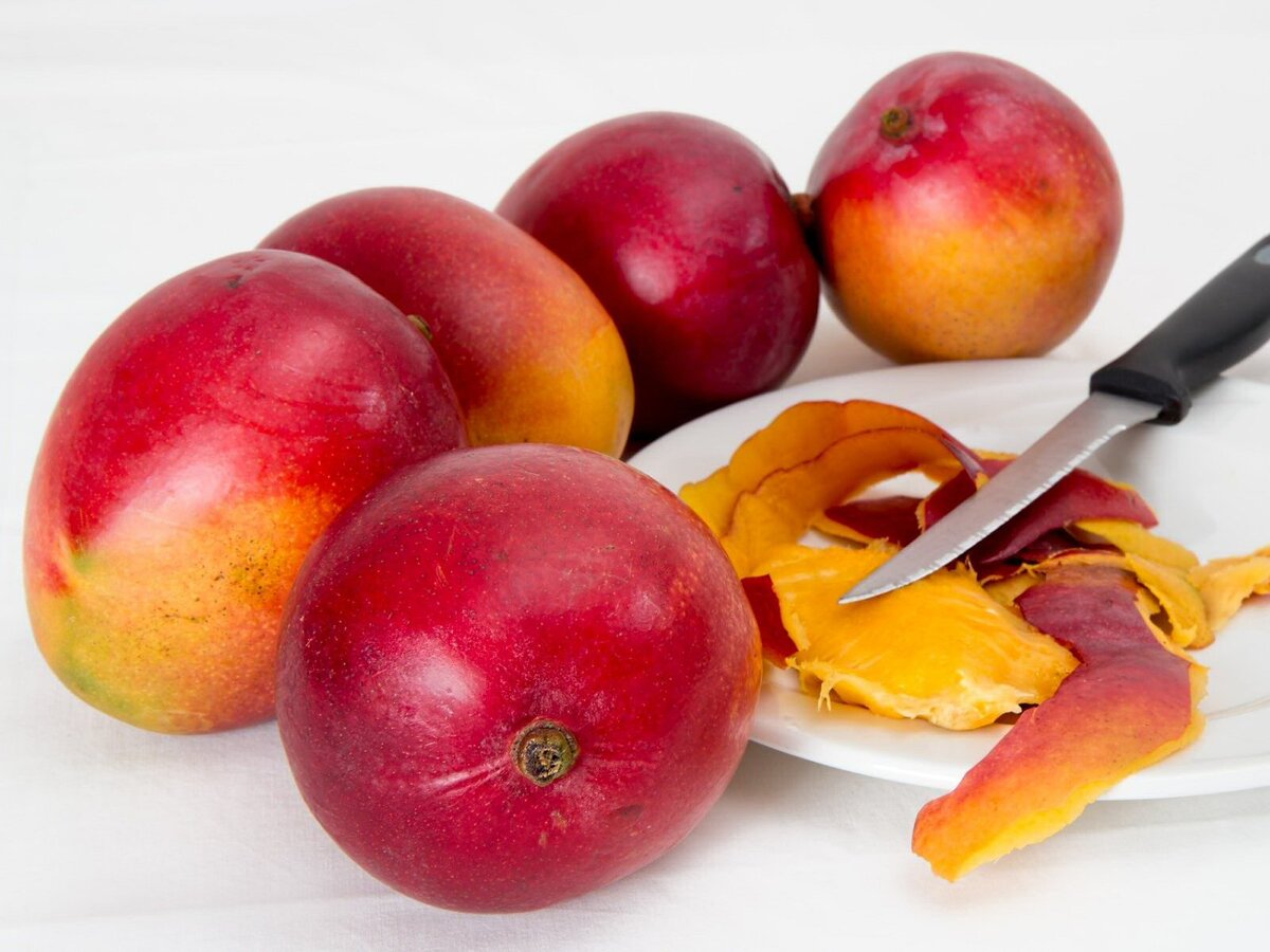 Считается одним из самых вкусных фруктов в мире! Плод покрыт несъедобной кожурой, а внутри плода находится довольно большая плоская косточка.