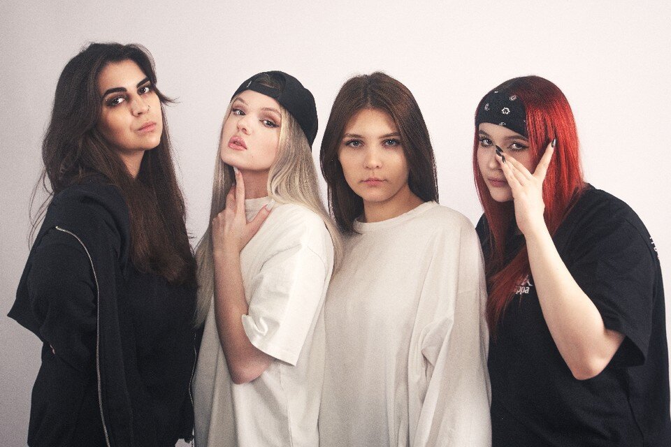     Четыре сибирячки с гитарами обошли кумиров молодежи в чартах. Фото: студия BBA company