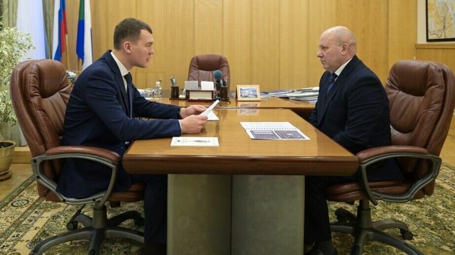     Губернатор края Михаил Дегтярев провел рабочую встречу с мэром Хабаровска Сергеем Кравчуком.