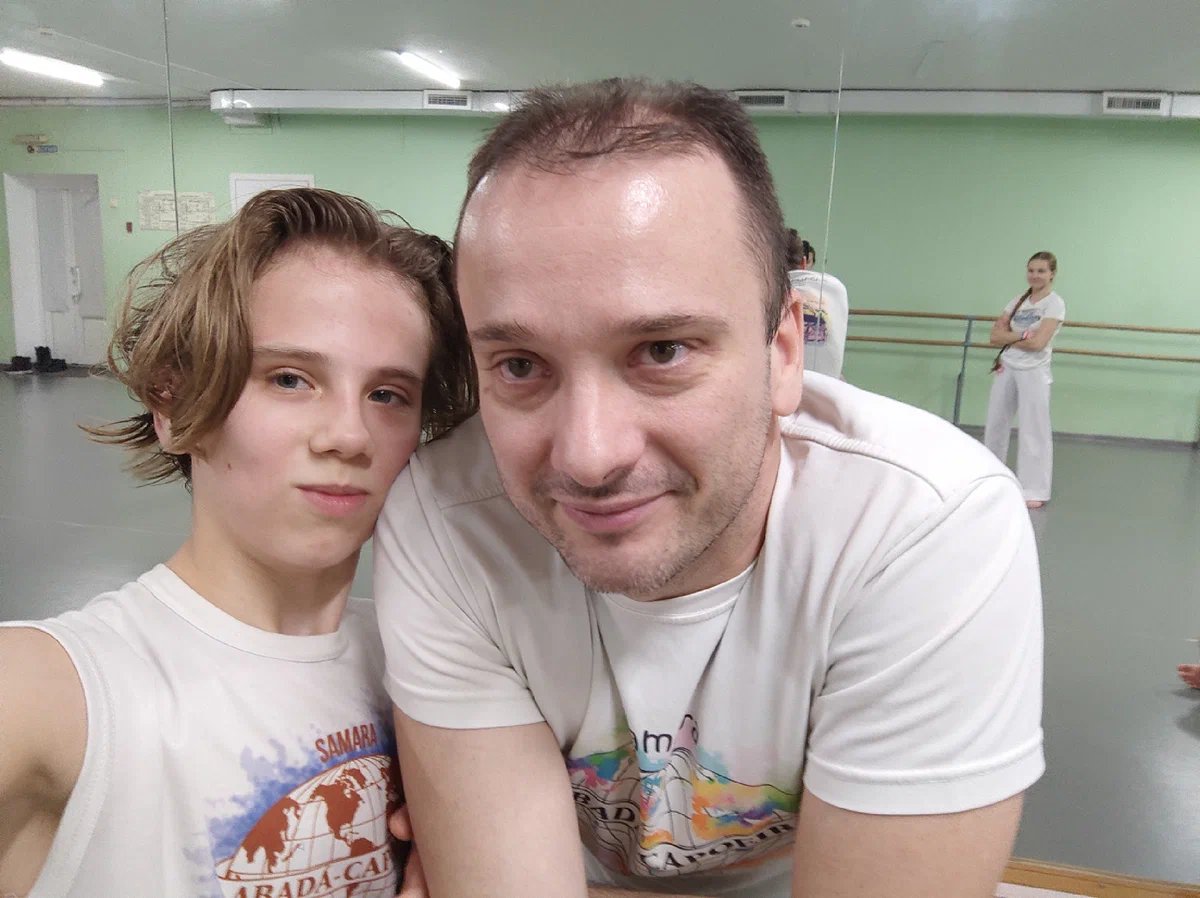 Отец и сын. Два спортсмена, занимаются капоэйрой. Денис - герой сегодняшнего обзор. Автор канала "Спортивная секция Капоэйра" (C) Фотография взята с канала "Спортивная секция Капоэйра", с разрешения его автора