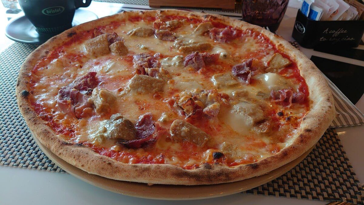 Пицца с мясными и сырными деликатесами