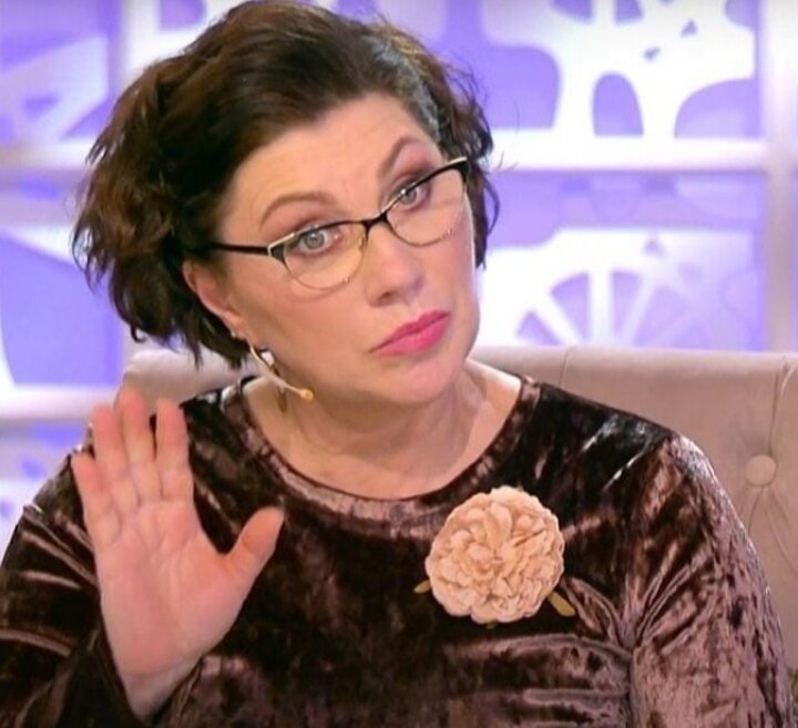     Роза Сябитова: "Я заложник привычек, и не хочу их менять, потому что это Я. Ем только то, к чему привыкла: кофе, яйца, курица, рыба, фрукты"(орфография и пунктуация автора сохранены, — прим. WomanHit.ru) Фото: соцсети