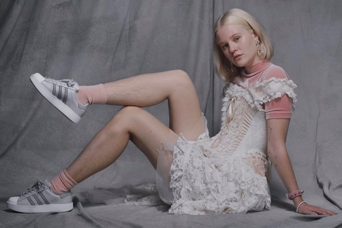 Шведская модель, активистка Арвида Бистрем