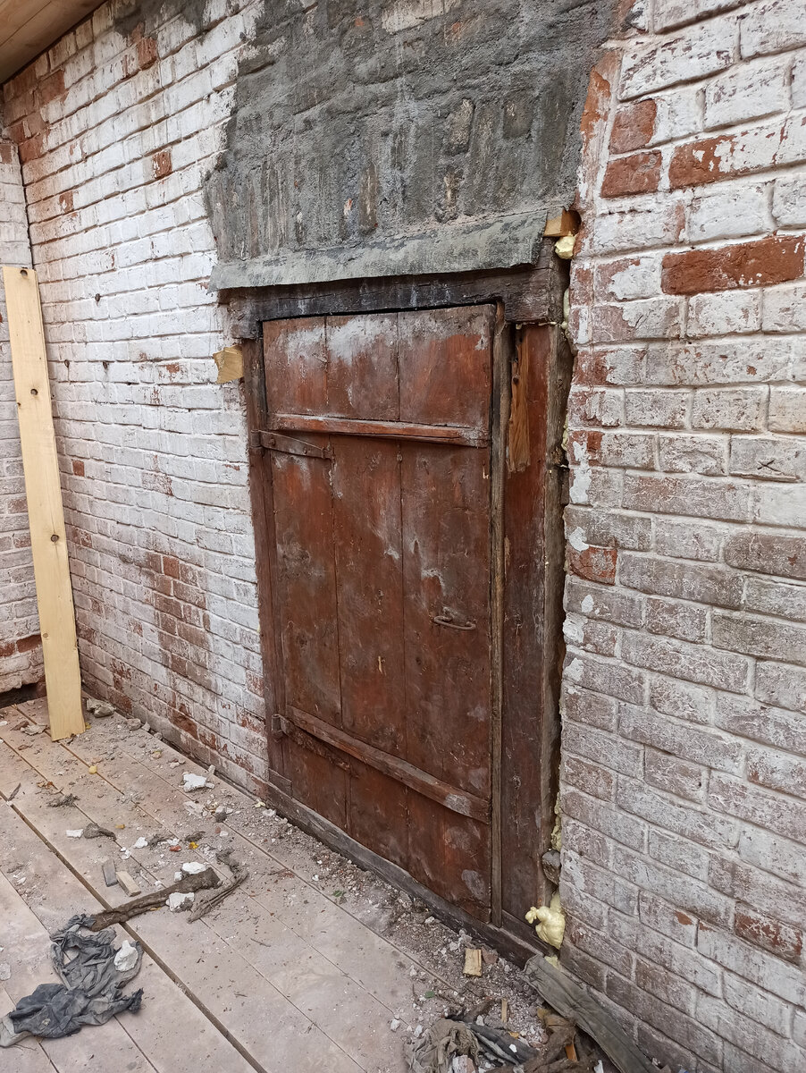 Мой первый опыт ремонта кирпичной кладки и вернувшаяся на своё место дверь. 