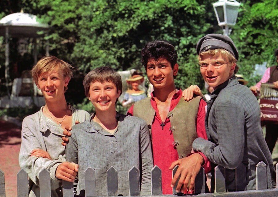 Источник фото: https://bestlj.ru. Кадр из фильма Эдмонда Кеосаяна - «Неуловимые Мстители».