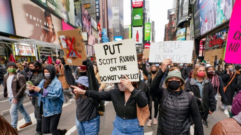 Демонстрация против Скотта Рудина на Бродвее 22 апреля 2021 года. - Источник фото: boston.com