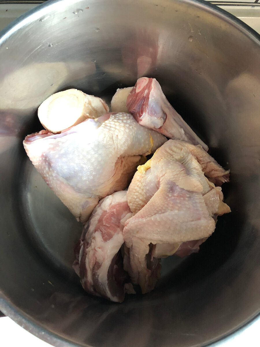 Молодой цыплёнок,  кусочек баранины с косточкой, и говяжьи кости,