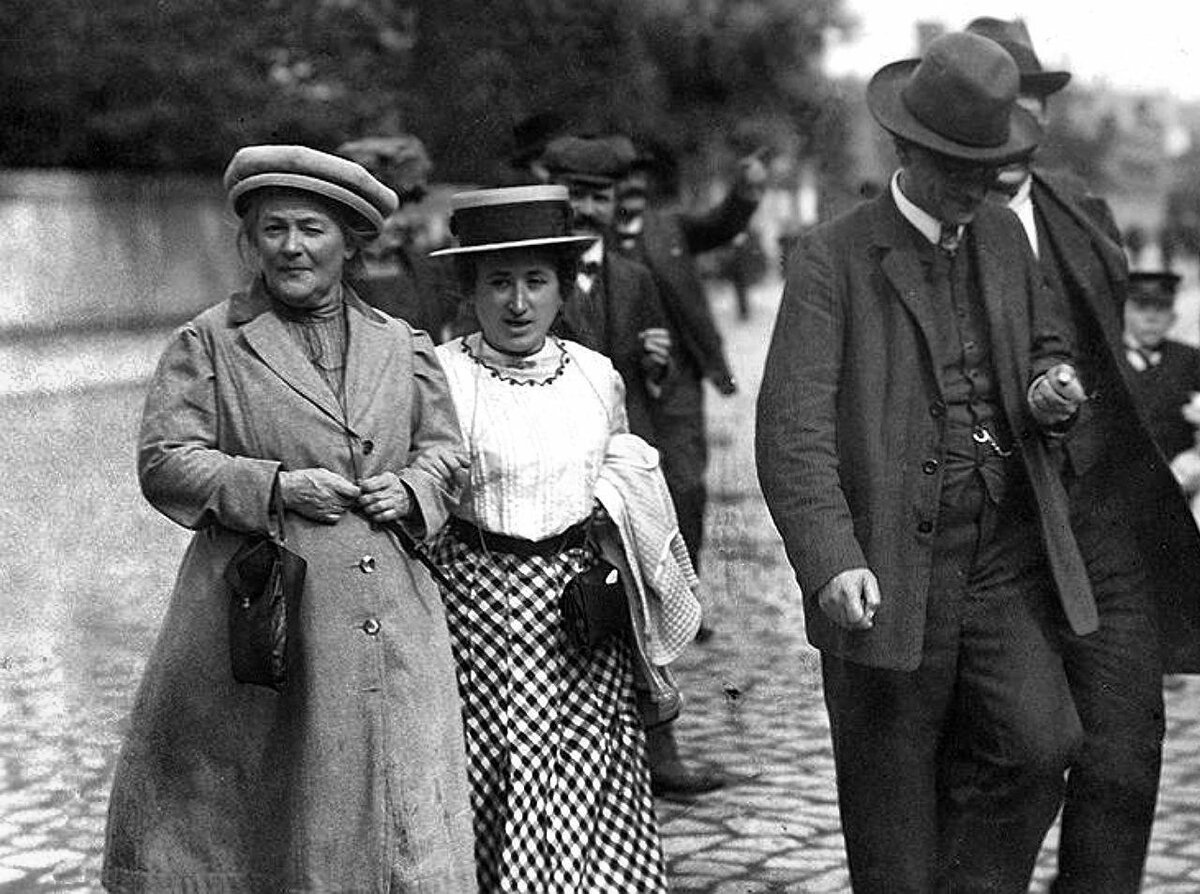 слева направо: Клара Цеткин и Роза Люксембург