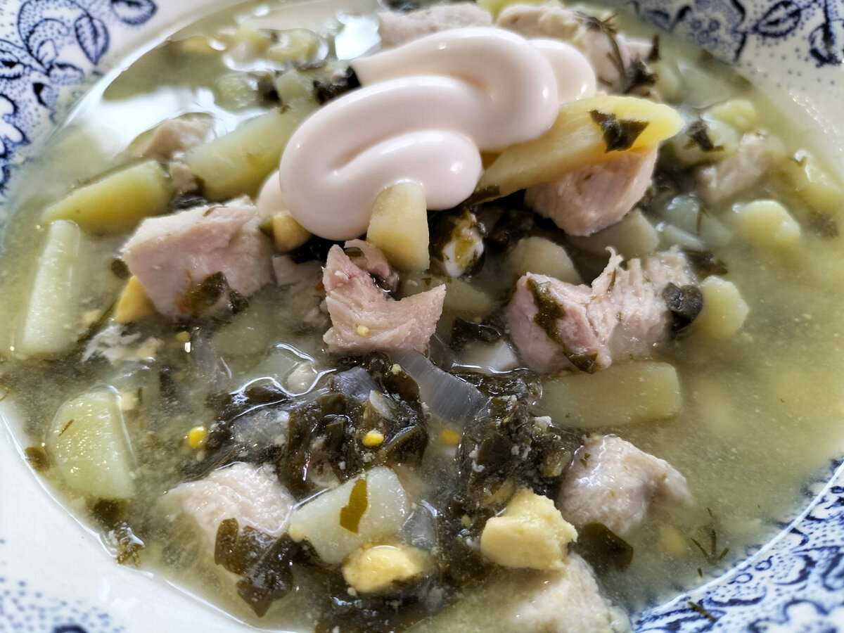 Зелёный борщ. Если добавить майонез или сметану будет ещё вкуснее.