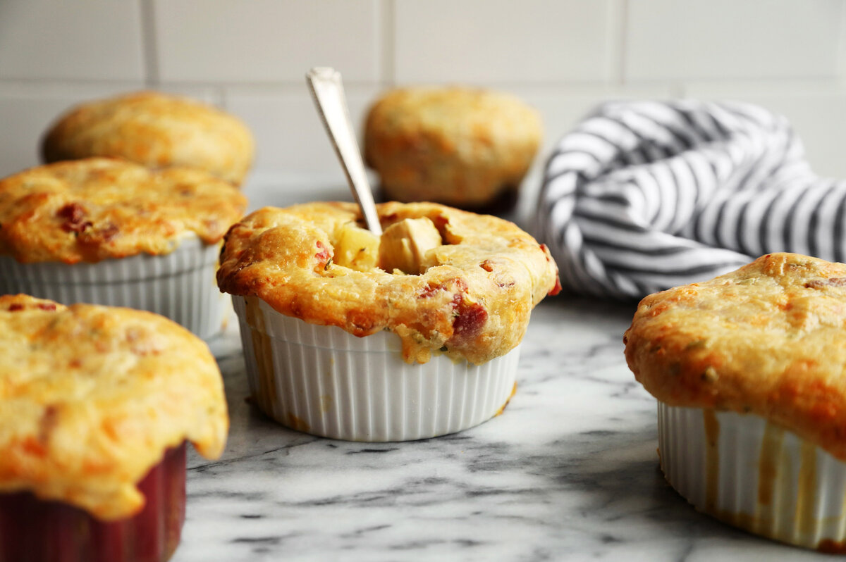     Рецепт на полчаса: мини-пирог с картофелем и куриным филе