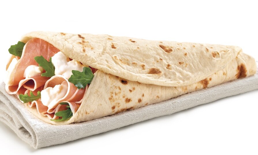 Piadina — это уменьшенная piada (пьЯда). ПьядИны продаются в обычных супермаркетах в пакетах по 5 штук и желающие быстро перекусить фаршируют их любыми ингредиентами по желанию, сворачивают рулетом и разогревают на сковороде. Хотя можно фаршированную пьядину  просто перегнуть пополам и разогреть в микроволновке. 