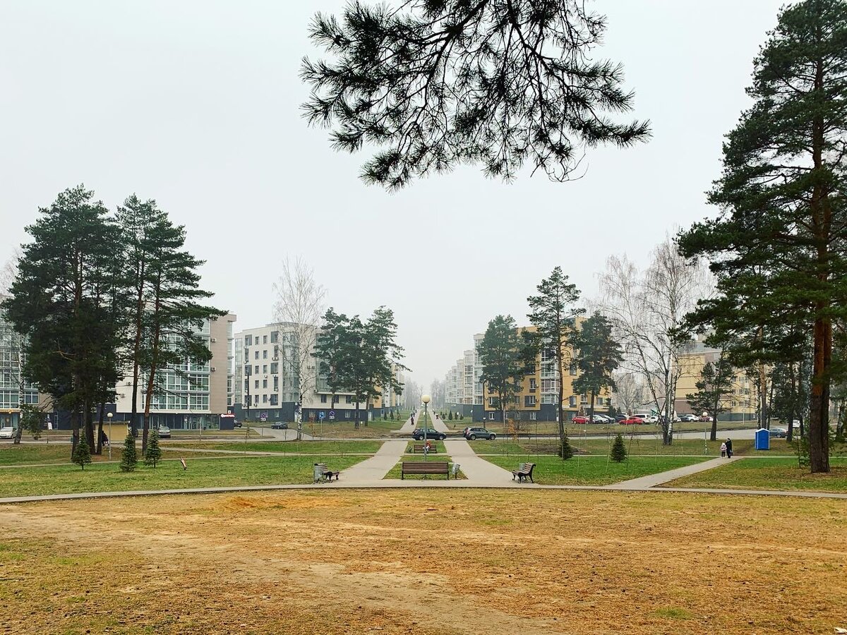 Новый парк и вид на самый западный городской микрорайон