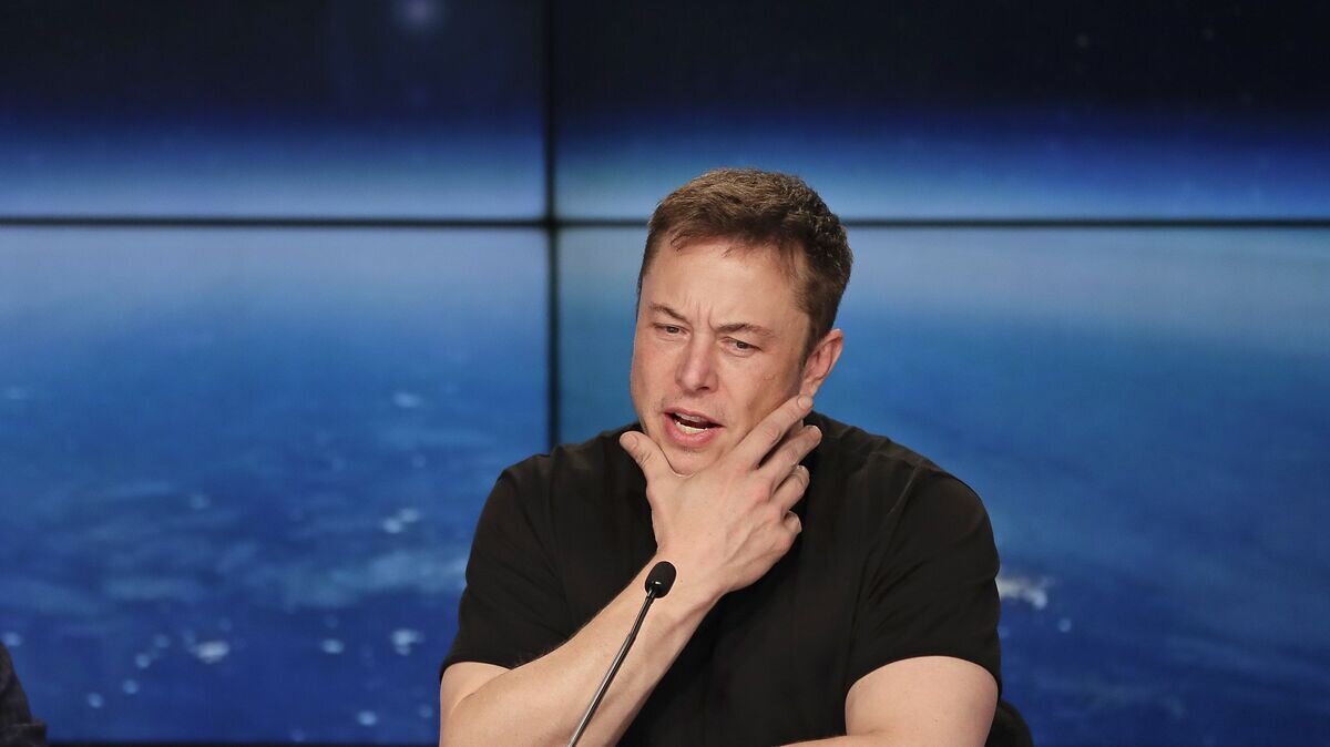    Элон Маск, основатель, генеральный директор и ведущий дизайнер SpaceX, на пресс-конференции после того, как ракета Falcon 9 SpaceX была успешно запущена из Космического центра Кеннеди на мысе Канаверал. 6 февраля 2018© AP Photo / John Raoux