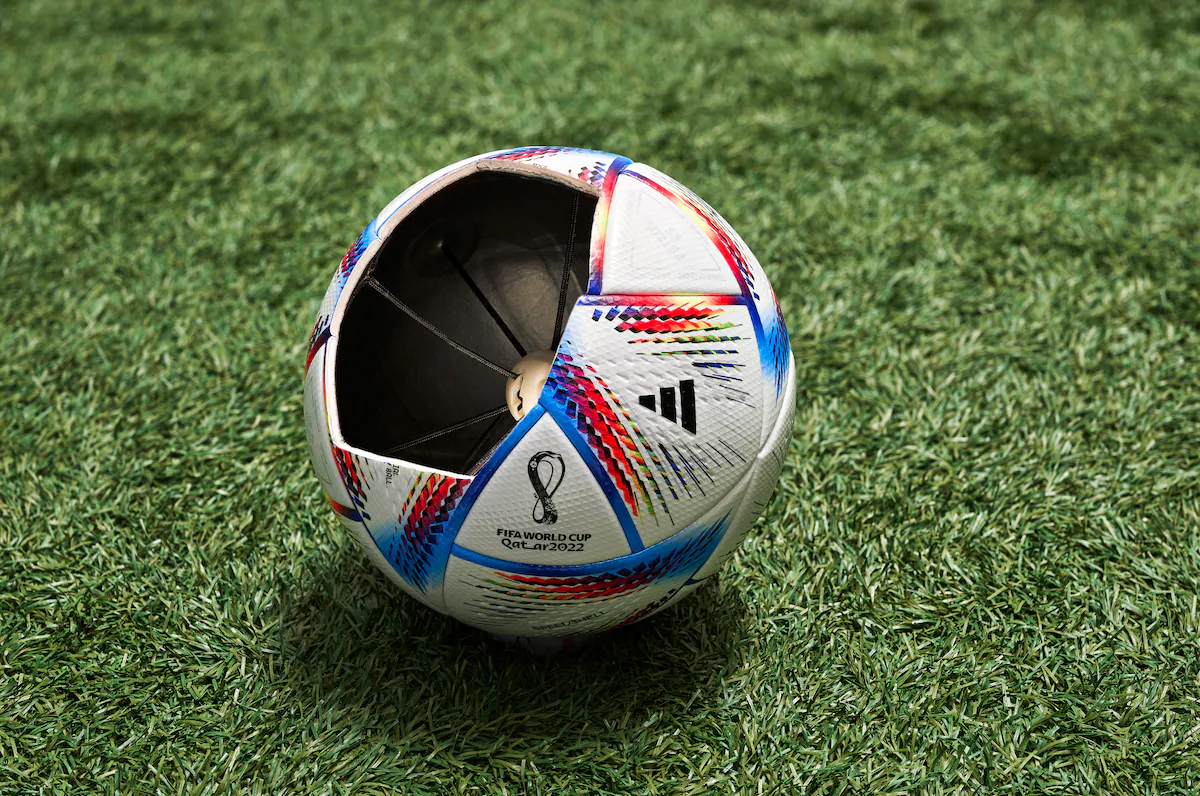 Официальный мяч Adidas Al Rihla с технологией Connected Ball.