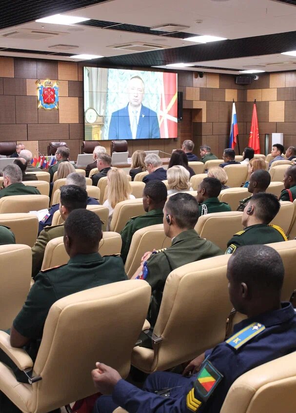  Участников форума приветствовал губернатор СПб Александр Беглов