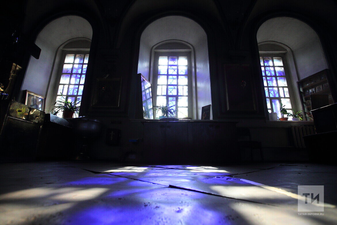 ​Каждая из плит весом не меньше 65 килограммов. Фото: © Михаил Захаров / «Татар-информ»