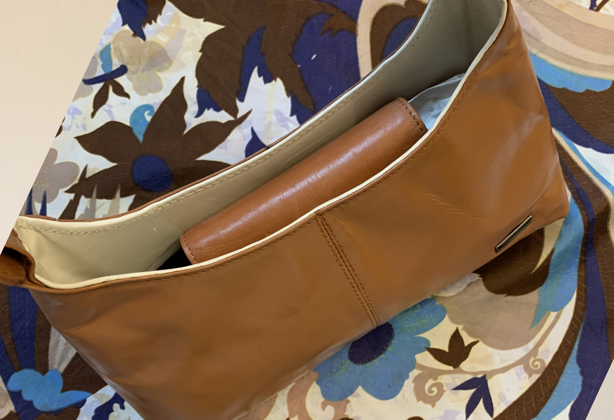 Закрывается на клапан с кнопкой