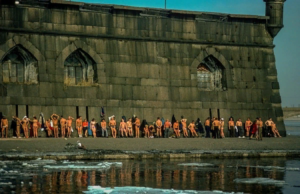 Петропавловка  - это март. Во всю загорают. Смеются  наши шутники: - Одеты камнем, или раздеты камнем?