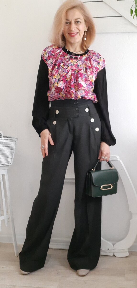 Двойной пояс на брюках из секонд-хэнда.