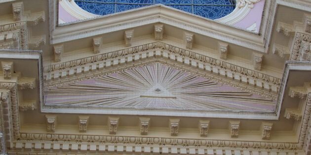 «Всевидящее око» («лучезарная дельта») на фасаде собора де Сальта в Аргентине. Фото: DrDread / Wikimedia Commons📷
