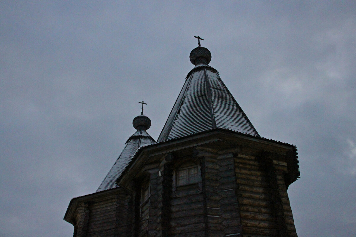 От Архангельска до Колы триста тридцать три Николы — старинная присказка поморов свидетельствует о широком почитании Николая Чудотворца на Кольском полуострове. Без духовной опоры едва ли бы пращур наш освоил эти богатые земли с таким суровым климатом.  