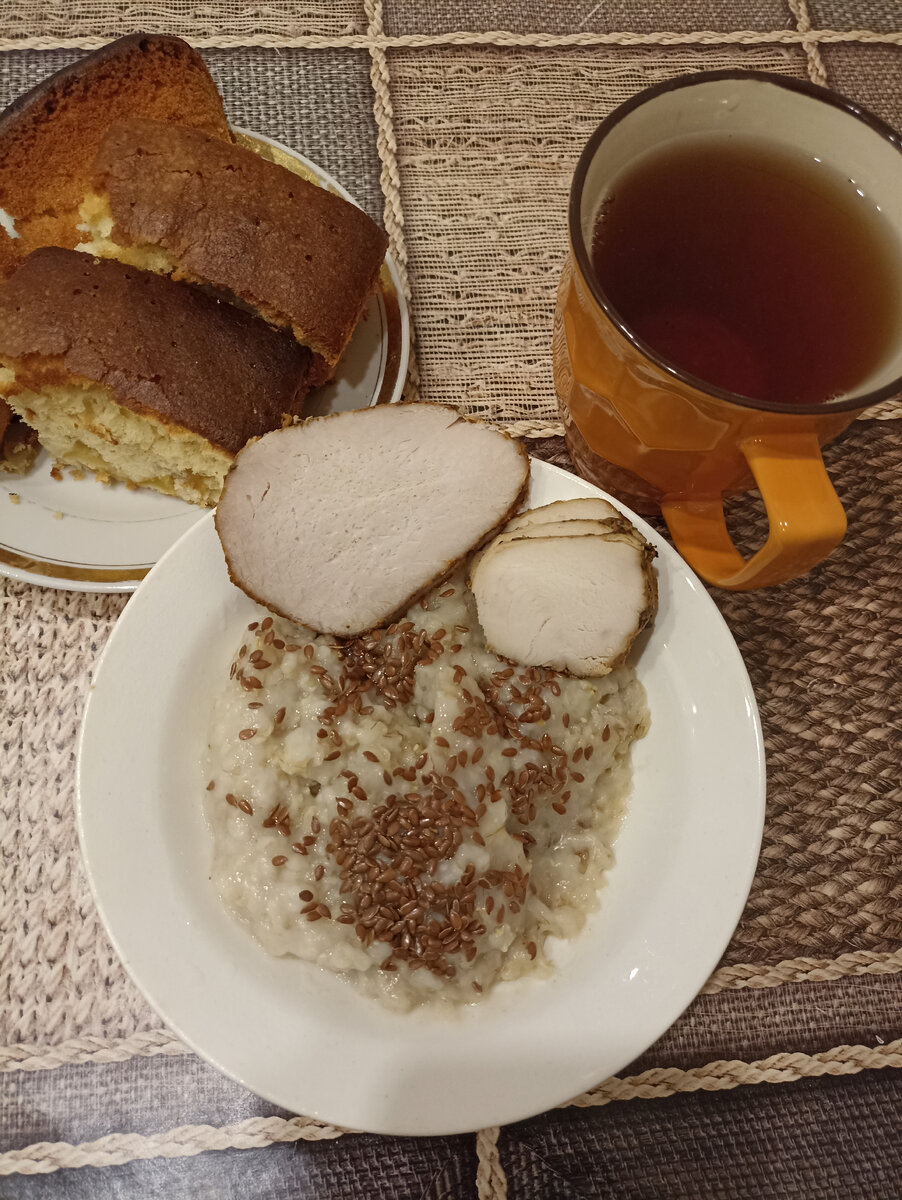 Овсяная каша, пастрома, карбонад и чай с шарлотной. 