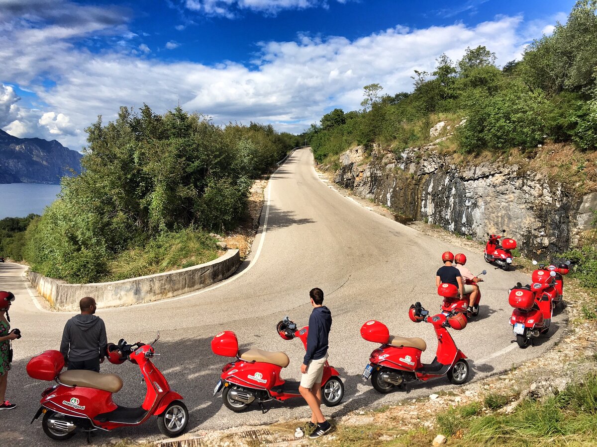 Наши гости из Голландии очень ценят возможность покататься по итальянским серпантинам на нормальной, мощной технике. Даже без прав категории "А". Один из лучших видов на озеро Гарда. Часть маршрута "Day over Garda".