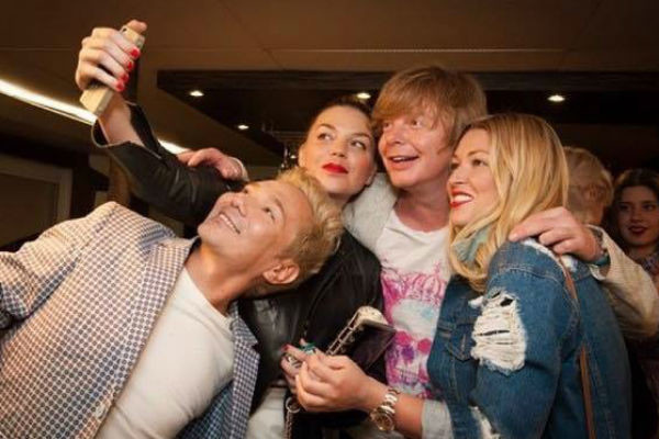 «Весь вечер провел сегодня у Олежки дома. Такое впечатление, что Олег сейчас вернется со съемок, а мы его ждем. Земля тополиным пухом ему», - написал Андрей.Олег Яковлев и Андрей Григорьев-Аполлонов // Фото: «Инстаграм»