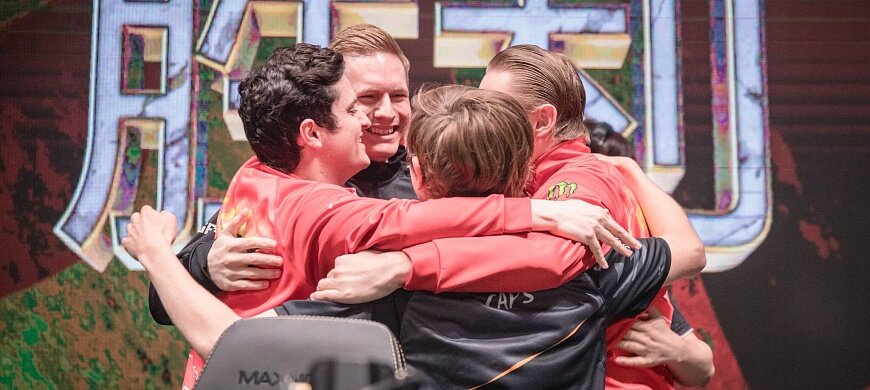 После первой недели в команду из EU LCS не верил никто. Счет 0-3 в полной мере отображал насколько все плохо в коллективе. Волна критики, свалившаяся на sOAZ и Broxah, и общий уровень веры фанатов в команду не предвещали ничего хорошего. 
Вторая неделя для Fnatic началась так же неубедительно. В первом матче против Longzhu Gaming команда проигрывает, и даже самые преданные болельщики уже перестали надеяться на выход их любимой команды из группы. Стоит заметить, что после этой игры статистика европейской команды в группе составляла 0-4. Имея подобный счет на групповом этапе Чемпионата Мира, еще никто не выходил в плей-офф. Следующий же матч против Immortals показал то, что несмотря на откровенно слабые шансы продолжить выступление на данном турнире, Fnatic не сдались и сделали какую-никакую, а работу над ошибками. Broxah, который первую неделю не выходил из своего леса и не оказывал никакого давления на линии соперников, вдруг начал играть если уж не агрессивно, то по крайней мере стал напрягать соло-лейнеров противника. И вдруг произошло чудо: sOAZ не показывавший абсолютно ничего на первой неделе раскрылся с другой стороны. Оказывается, что при грамотном кемпинге от своего лесника, он способен, если уж не решать игры в одиночку, то точно вносить значительный вклад в победу своей команды.

Концовка этого матча запомнилась очень многим, и данный ролик отображает всю гамму эмоций, которую испытывали болельщики, сопереживающие Fnatic: